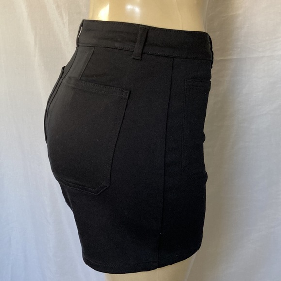 SALE!! VIOLETS & ROSES Women’s Black Shorts Size 4 Button Fly 4” Inseam NWOT - Picture 4 of 7